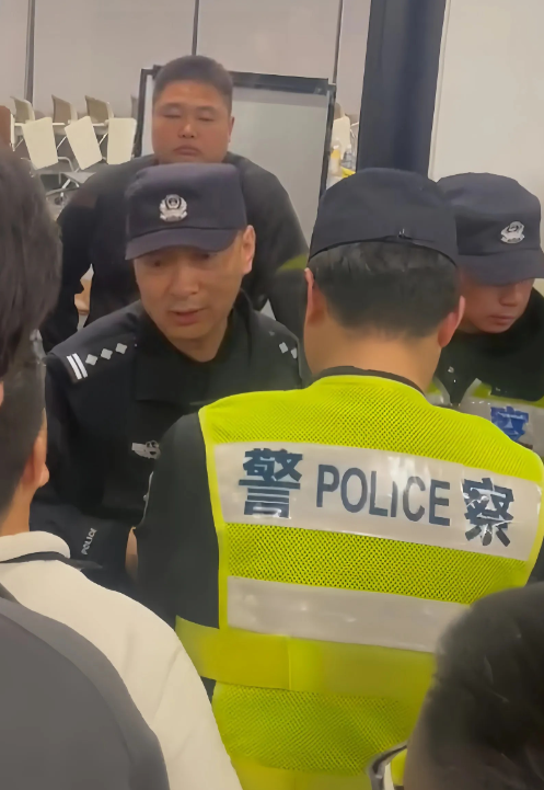 极越员工维权，让人破防∶

1.有人抱走了公司微波炉，甚至部分办公桌椅，根本拦不