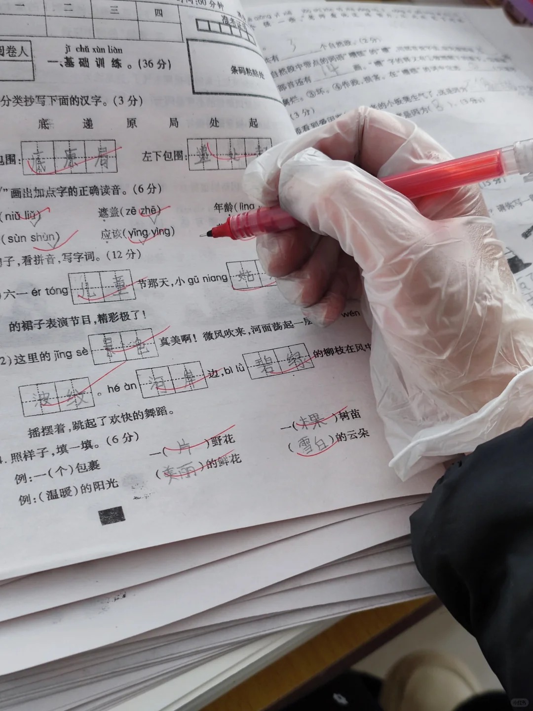 救命！改作业还是带上手套吧😰
不带手套改作业的话！
你就会又伤心又伤手！！
本