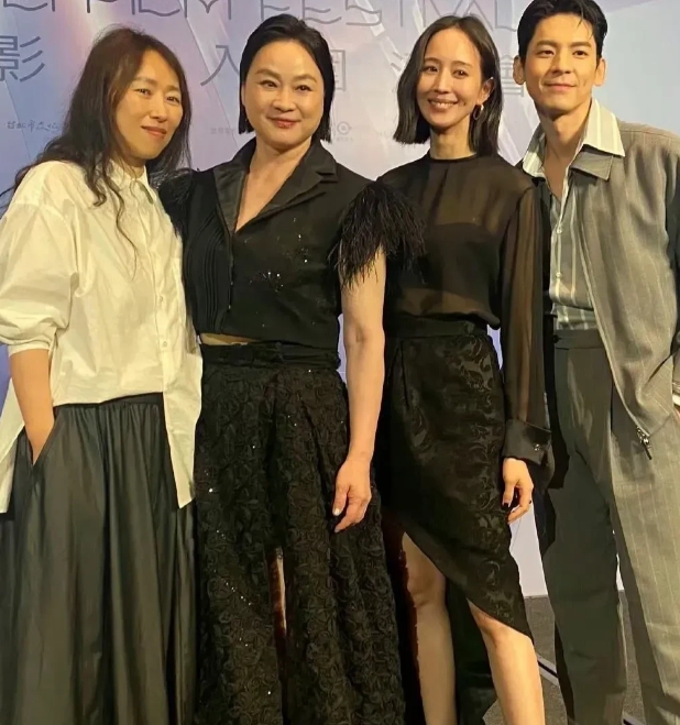 原来觉得张钧甯美若天仙，现在看起来好一般啊！又瘦又黑，笑起来还有两道深深的法令纹