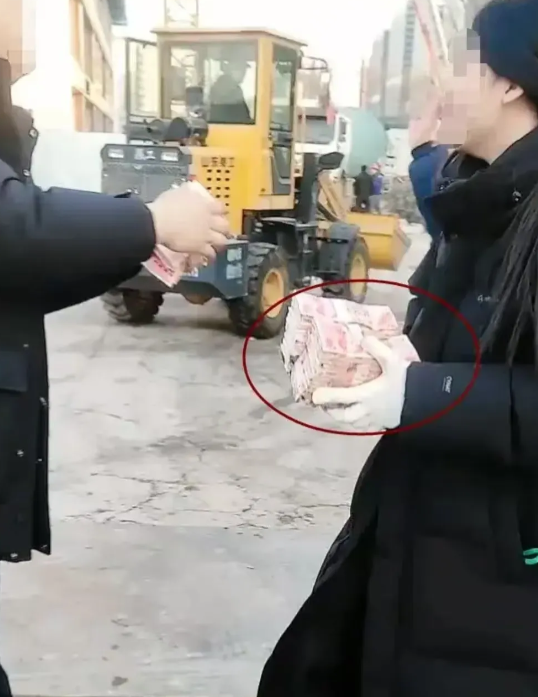 “心真大啊！”青岛，小情侣不小心把23万现金当垃圾扔了！小伙：“感觉天都塌了，这