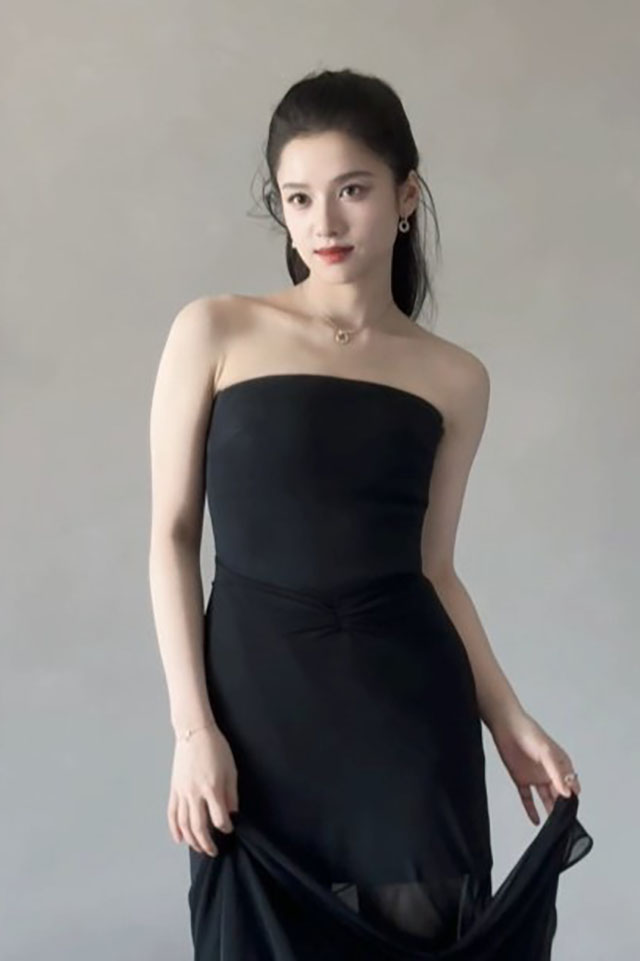 不知不觉，张靖仪已成了粉丝口中的“三奢女王”。往前倒几年，她还只是陈坤、周迅羽翼