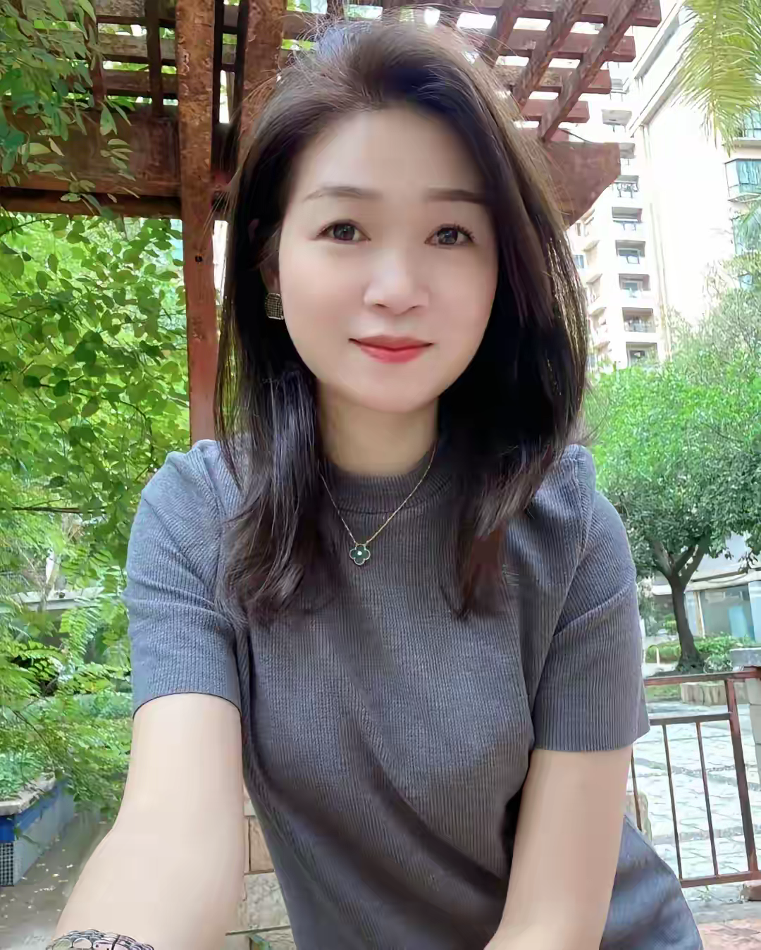 我的同事88年的，35岁了。未婚未育。现在有点儿着急了。急着把自己嫁出去。
谁知