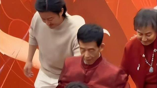 吴京父亲80岁大寿！全家到场谢楠素颜一身黑，茅台和8层寿桃抢镜