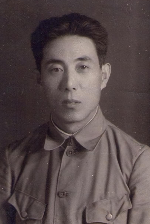 东北联军有一个猛人。1955年被授予少将军衔。谁知？记者采访时，他却耷拉着脸，不