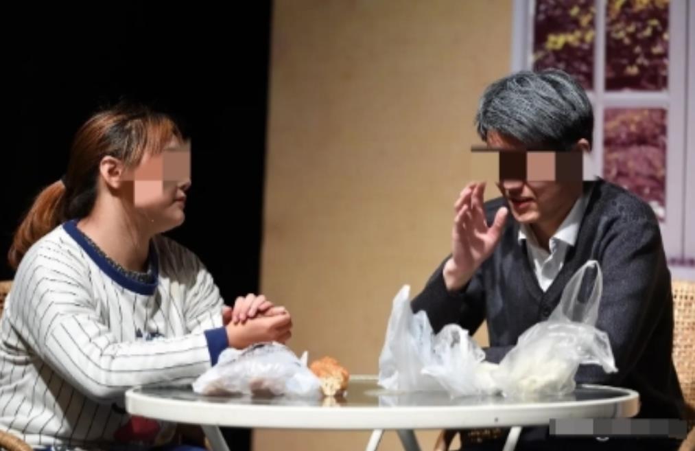 没良心！2019年，一女子常年定期国外，母亲去世都没回来，也从未尽过赡养义务，母