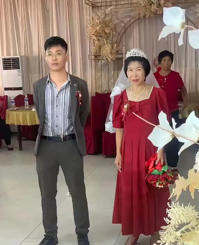山西，一对新人举行结婚庆典，本应是十分热闹的场面，可在场的宾客看到新郎新娘后，竟