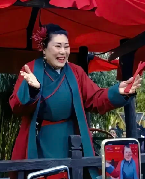 开封王婆火了！从玄学角度说最近爆火的4个城市！
最先是淄博，在东边；
然后是哈尔