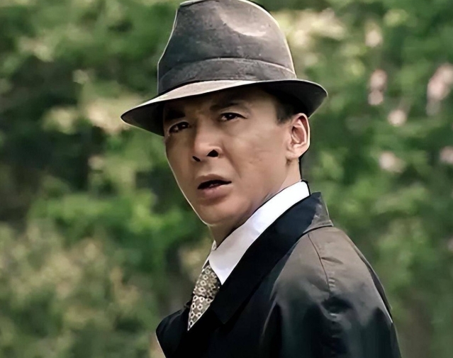 
李开峰，作为军统局的电讯专家，一直在戴笠的高度信任下，扮演着关键的角色。虽然他