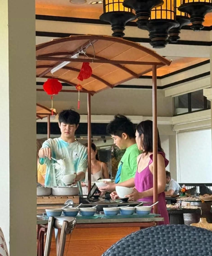 刚刷到沙溢一家在泰国过年的消息！春晚才刚结束，沙溢就带着一家人去泰国放松啦，这安