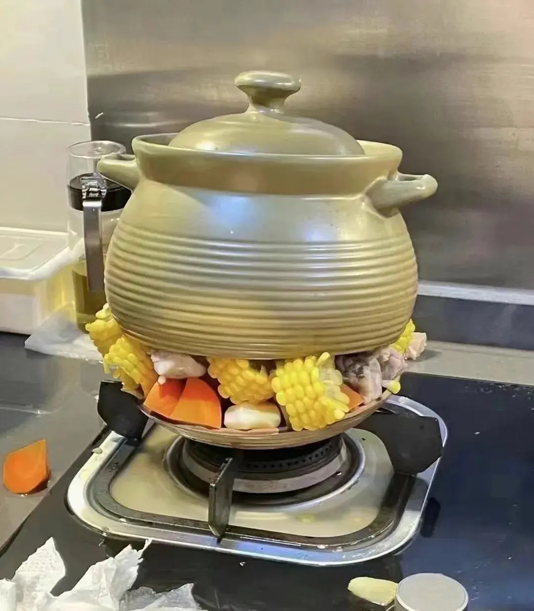 老公过生日，我熬了他最爱的山药排骨汤。其他的菜都已经上桌，只剩下主角就可以开动了