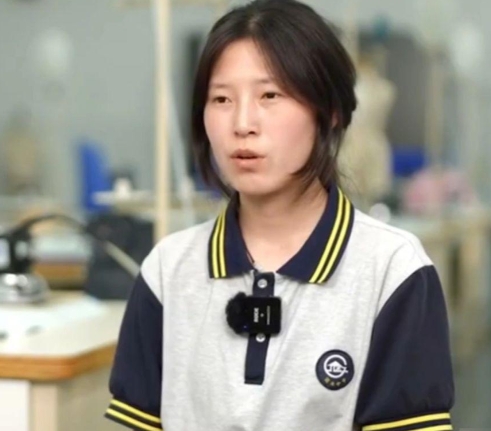 个很现实的人生，姜萍在没有获得竞赛殊荣的时候，家里本就很贫困，父母外出打工，可是