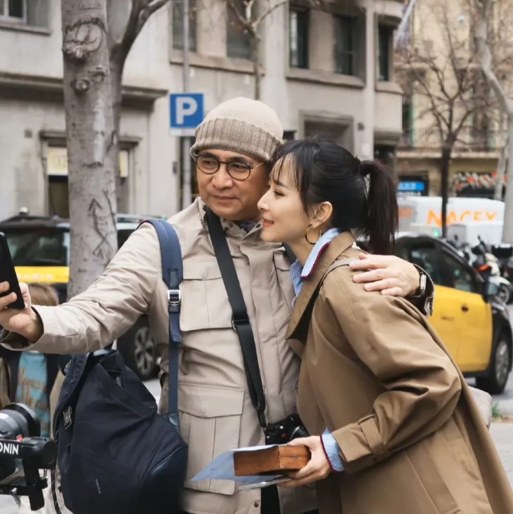 家人们，常听人调侃“中年夫妻亲一口，噩梦做三宿”，可这在胡静和她老公这儿，完全就