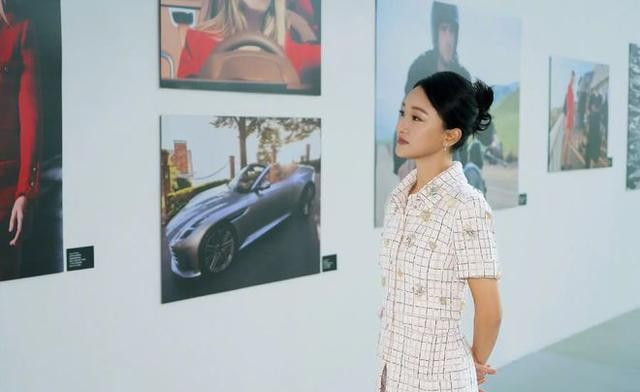 50岁周迅现身画展，身穿套装展现知性美，身材纤细一点也不显老