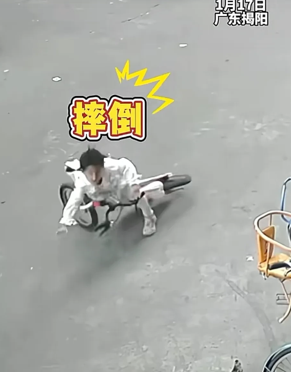 “好人难做啊！”广东揭阳，一个小女孩骑着自行车路过一家店，摔倒了，店家出来扶，然