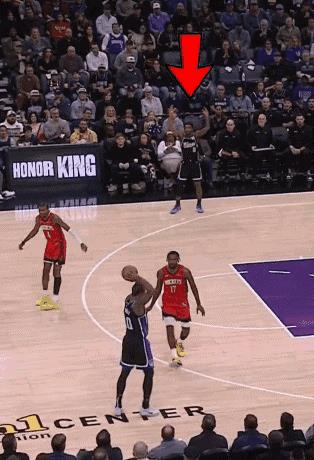 #nba# 德罗赞真的不传啊，蒙克摆烂了。
看看这是，面对蒙克面前无人防守的局面