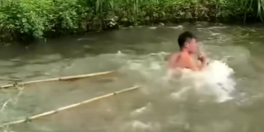 “还有没有天理了，他偷我的鱼还要我赔偿？”2022年9月，一位农民尝试在稻田中进