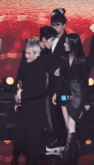 肖战暖心举动

工作人员竟然忘了cue肖战上台！他后来专门去找庄达菲解释！ 还皱