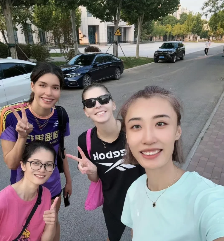 王媛媛最近这段时间，似乎已经和那个外援费蒂索娃彻底混熟了。感觉她们俩在一起的时候