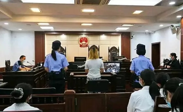 广东广州，女子跟男友在KTV唱歌，却突然遭到4名男子的调戏。男友上前理论，结果被