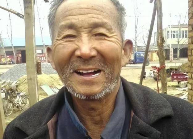 [微风]北京街头，一名流浪汉被警察送进收容所。填写信息时，警察看到他的名字愣住了