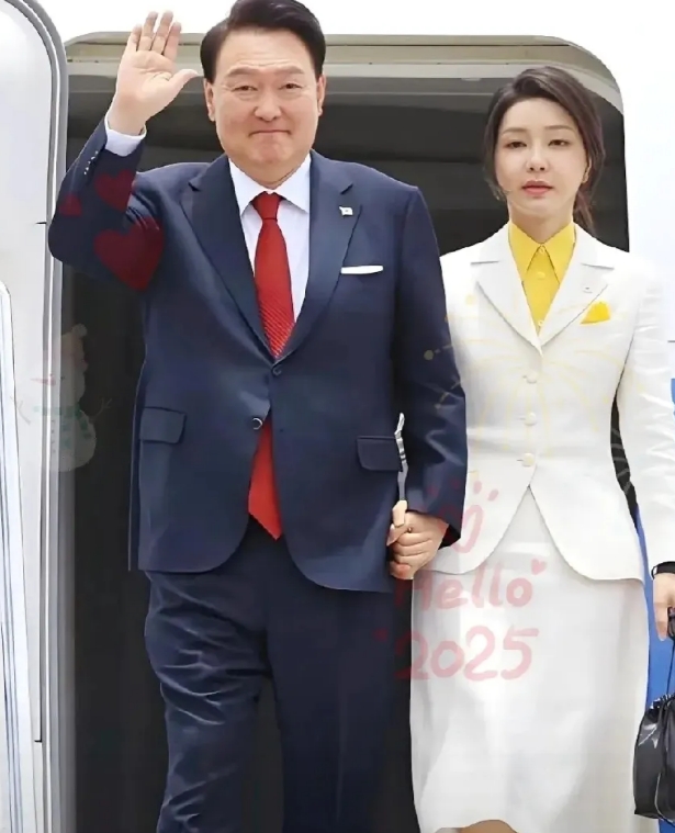 2025年新年第一天，韩国总统府发生大爆炸，正准备出门的韩国总统尹锡悦被迫抓捕停