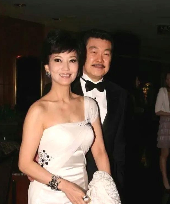 赵雅芝说：你们知道我的老公有多爱我吗？比新白娘子传奇里面的许仙更爱白素贞。许仙还