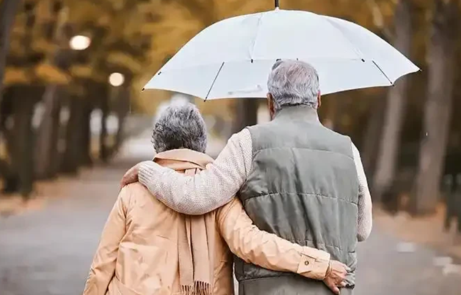 陕西西安，女子和男子系二婚，婚后第3年，女子脑出血，男子将她送往医院治疗，并缴纳