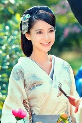 从顶流到沉寂，离开黄晓明的她经历了什么？