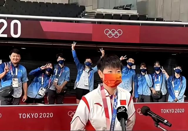 太喜欢这张合照了
这应该就是喜欢的力量吧
莎莎站在前面采访
后面的每一个人都笑的