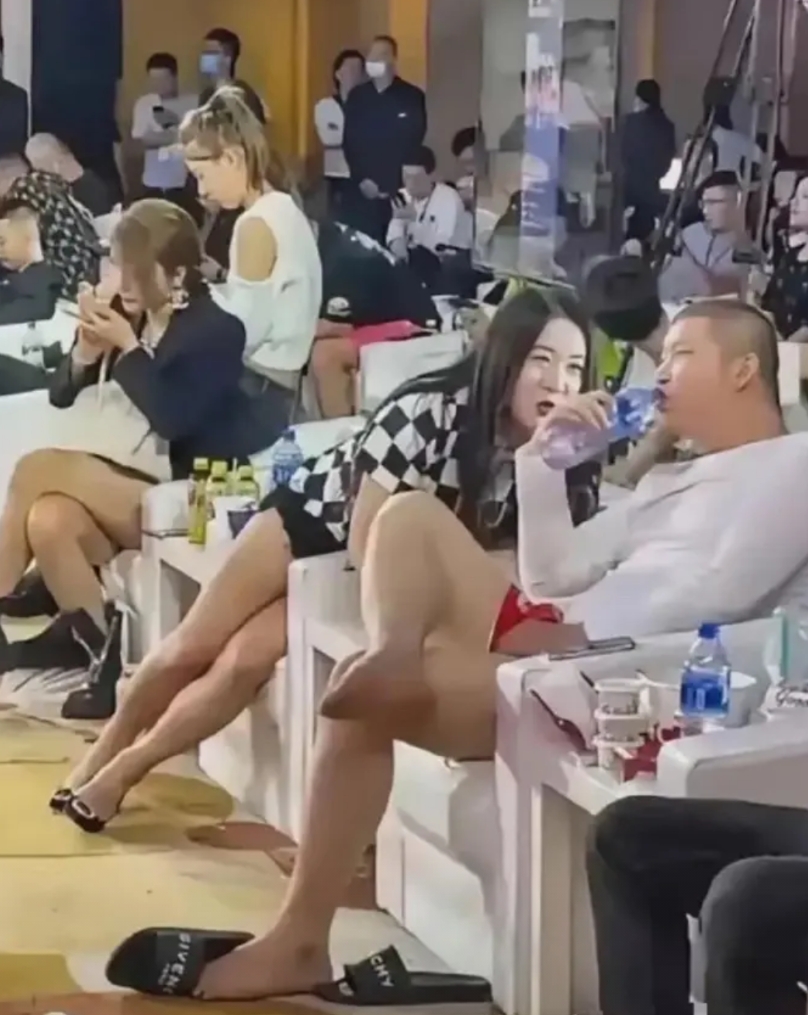 不得不说，
短视频和直播带货成就了许多人，
尤其是在东北地区，
东北人自带的幽默