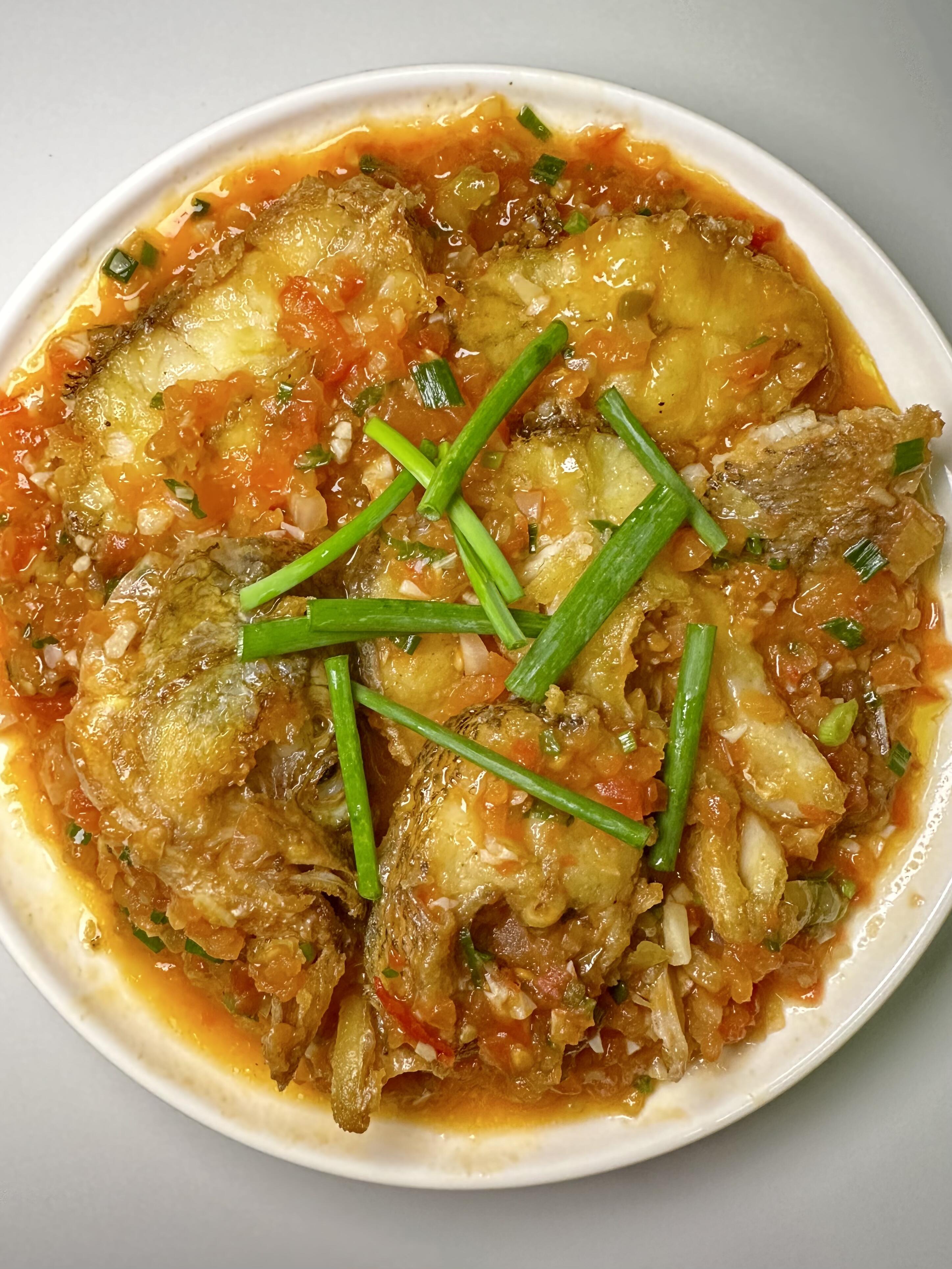 鲈鱼不要只会清蒸，这样做更好吃

鲈鱼的新做法，酸辣开胃。鲈鱼的肉质本身就是偏嫩