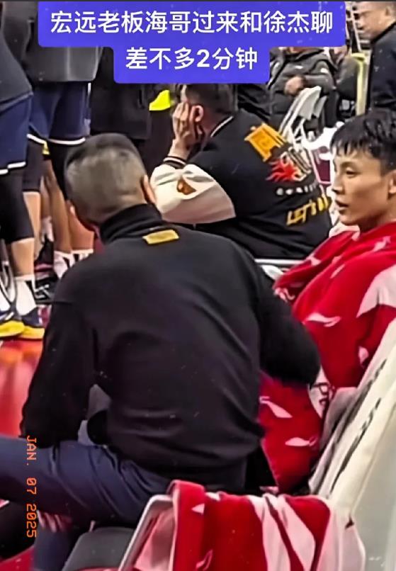 徐杰打深圳，宏远老板陈海涛来到替补席攀谈两分钟，再次披挂上阵连拿4分，我大胆冒险