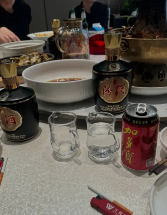 我的天！同学聚会，真绝了！

四十年后聚会，AA，最多500。有个人，天天群里炫