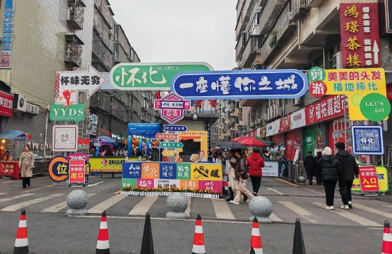 晓华理发店如今热度褪去，想起晓华曾说过“不希望被捧太高，咱就老老实实剪个头发。
