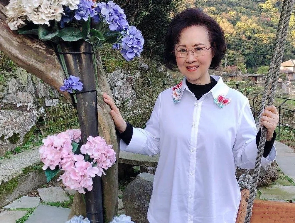 琼瑶不愧是言情小说鼻祖，死后还要和老公一起花葬