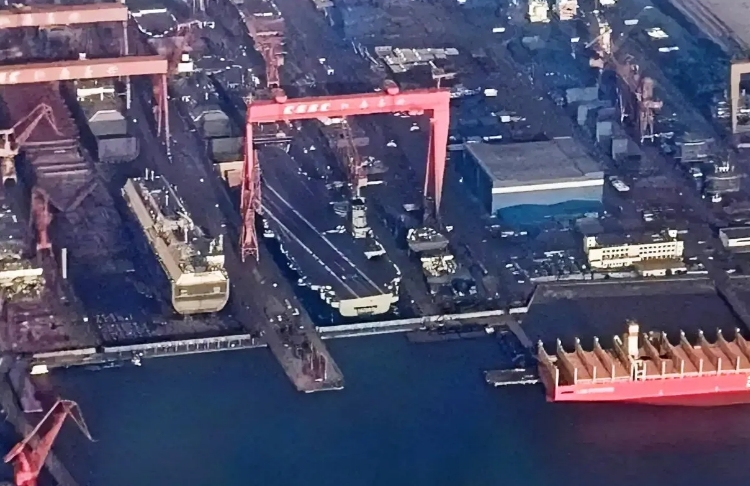 已经准备好应对最坏的局面！“福建舰”出现了突发的危险迹象，局势不断紧张，美国五角