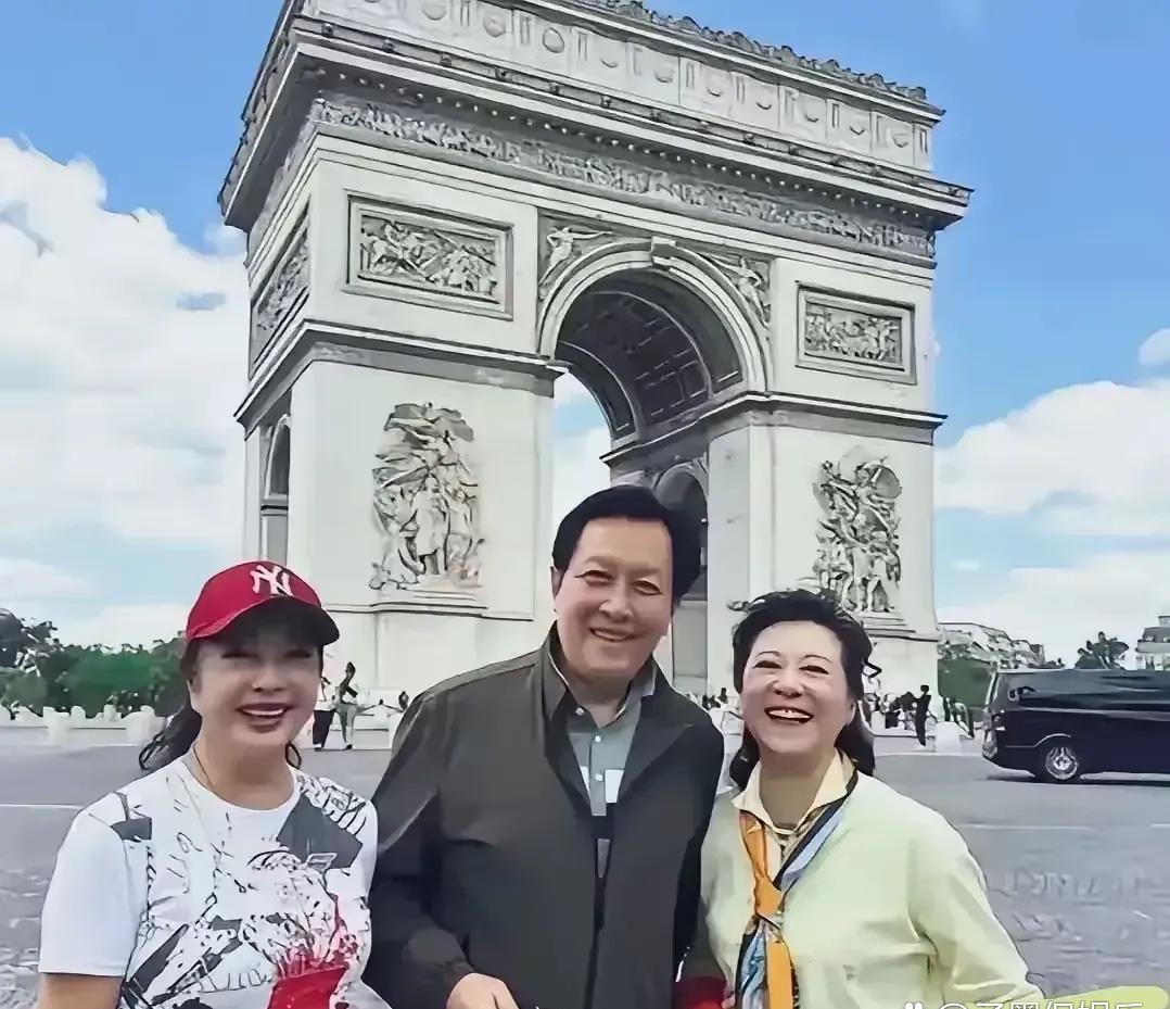 近日，唐国强和刘晓庆等一众老朋友，相约去巴黎旅游了。

75 岁的王馥荔宛如一颗