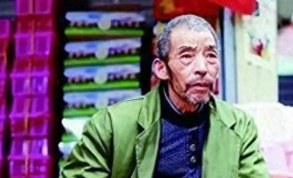 1992年，武汉一贫农捡到两个弃婴，为了抚养孩子，他拖着板车做流动摊贩，终生未娶