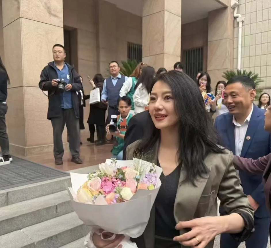 高圆圆的颜值真扛打，本人超级漂亮，45岁的年纪依然美丽动人一眼惊艳。
她今日现身