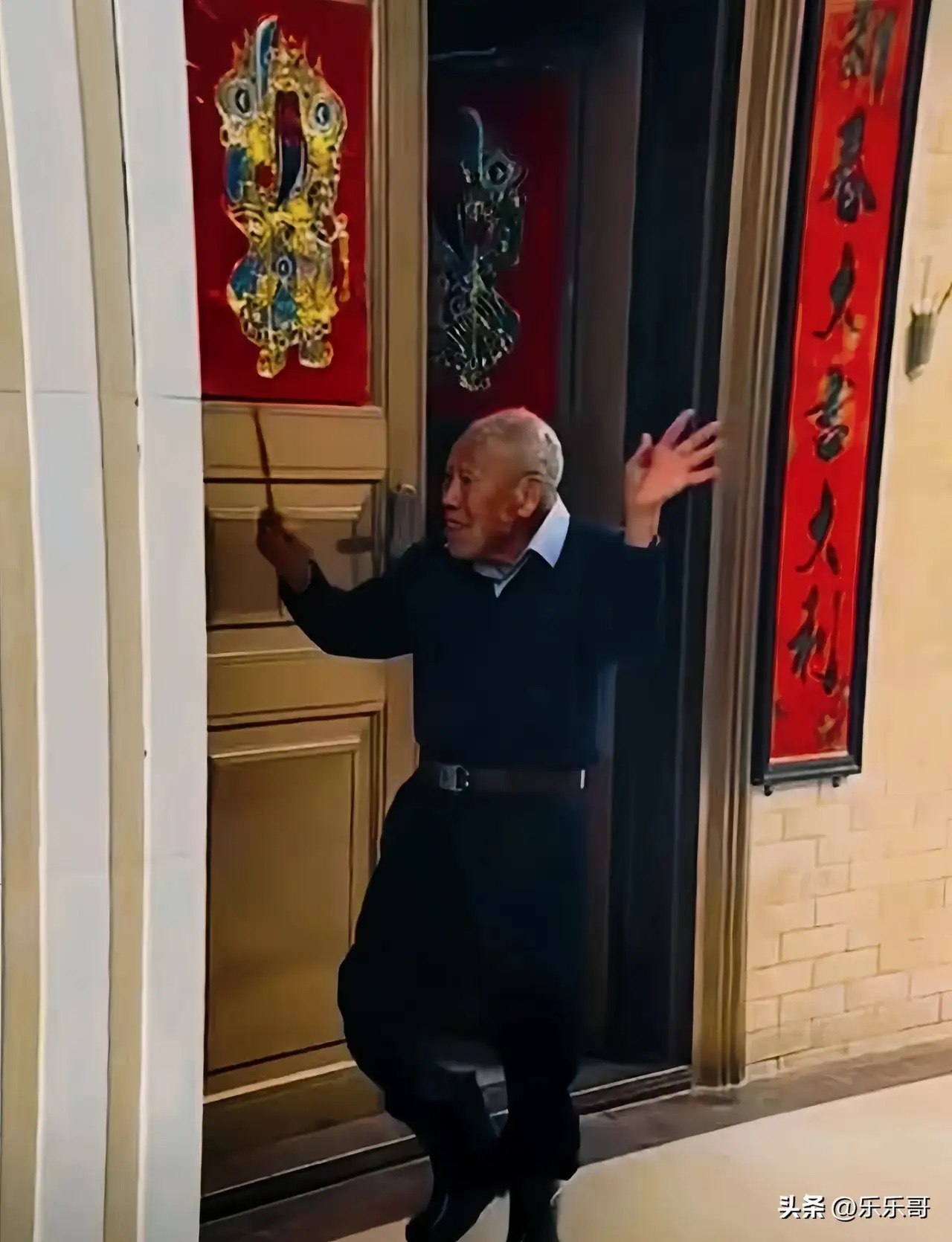 梁文峰的爷爷说：希望大家千万不要再过来打扰他的生活，不要拍照，不要合影，他年纪大