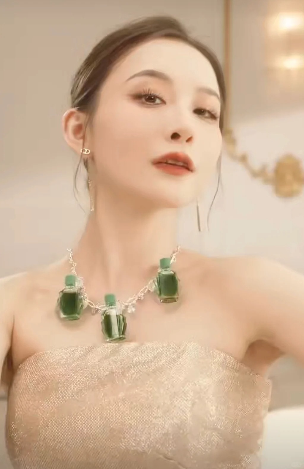 原来王七叶不是在搞笑啊
真有风油精那么大的珠宝？！贫穷限制了我
我才是那个搞笑的