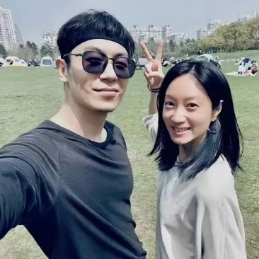    当时只注意方瑜了，没发现那模特是朱亚文的老婆沈佳妮 ​  
