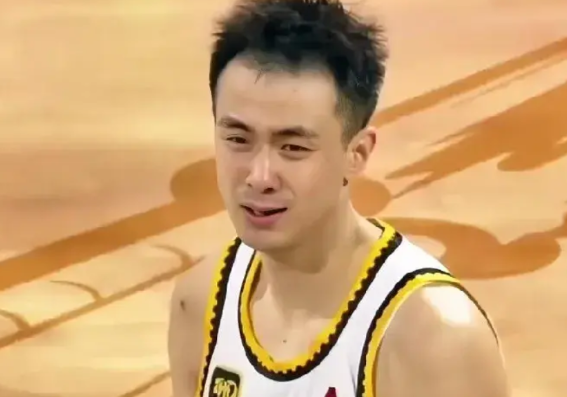 赵继伟怎么会认为自己这个动作没有犯规呢。
这样的上抢动作，放在哪里的联赛，包括国