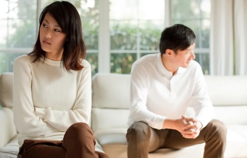 黑龙江北安，男子方某脱衣服准备上床午睡，不小心将妻子的花给压倒了，二人发生争吵，