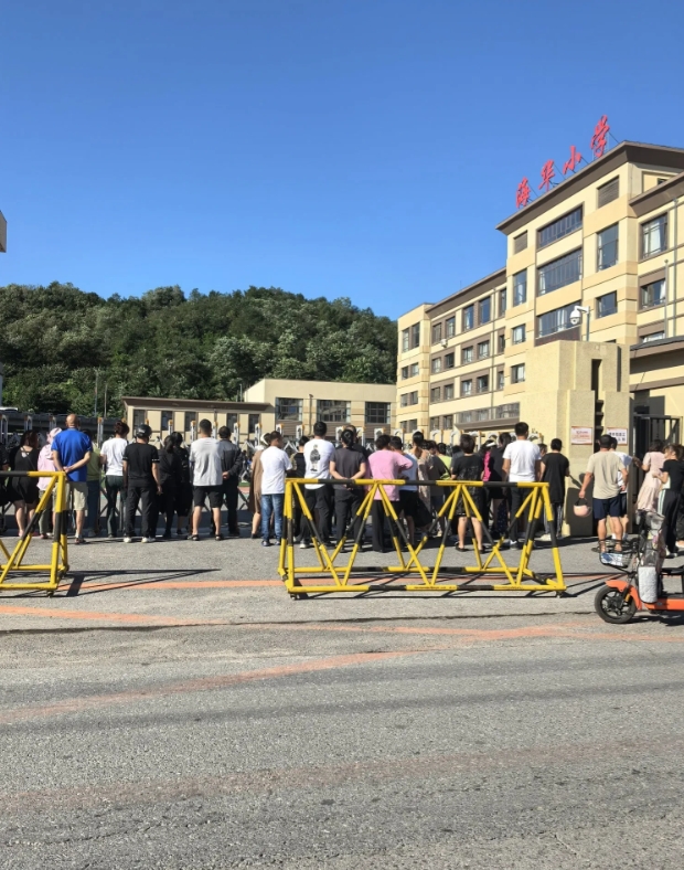 开学季来了，真不明白现在的家长都这样嚒，在那看什么呢；

我小时候自己上学，自己
