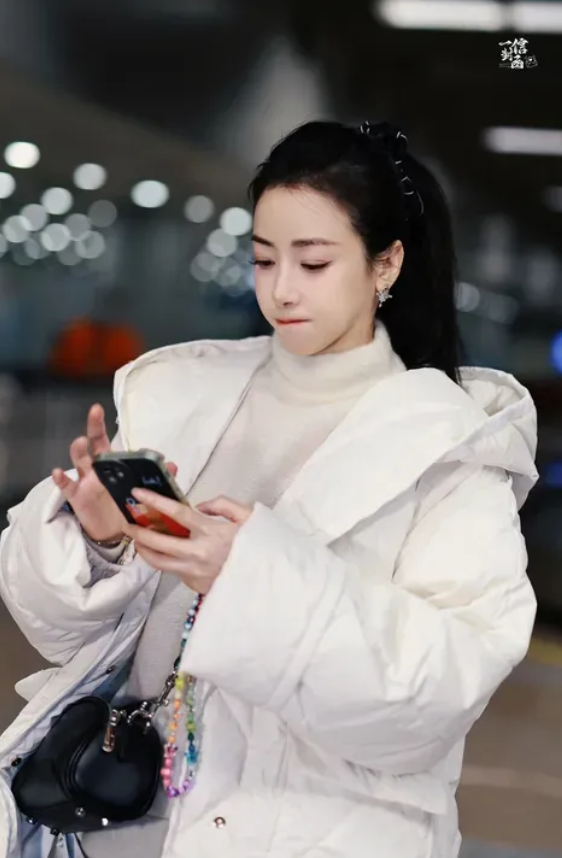 她是范冰冰都羡慕嫉妒的女人，同是美艳性感的御姐女星，她就能找到帅气的鲜肉老公，比