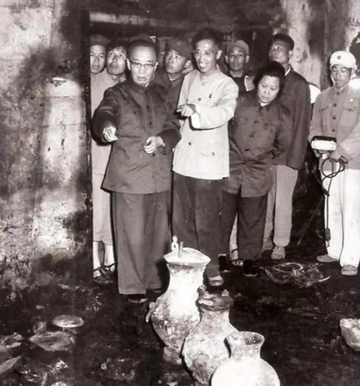 1958年，不顾考古专家反对，郭沫若和吴晗打开了万历皇帝的陵寝，因不够专业，导致