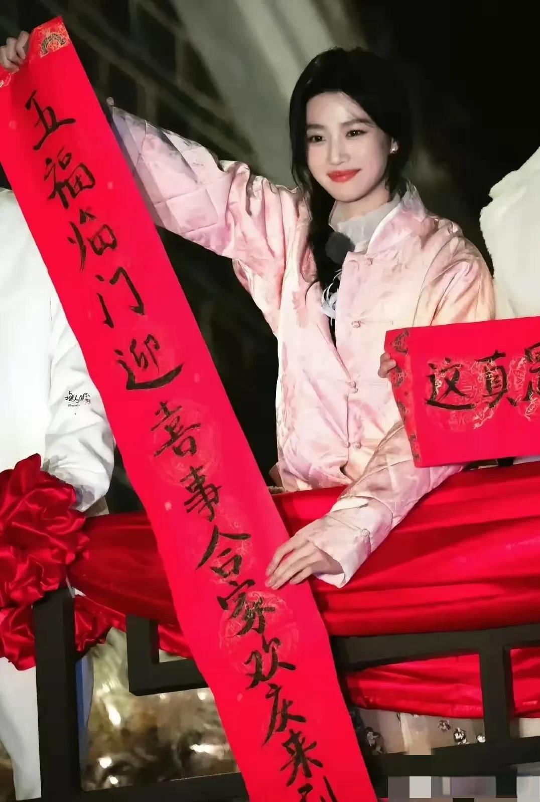九漏鱼真的有自己的文盲。
绝望的文盲现在不是单单指一个人，而是一群人。像卢昱晓这