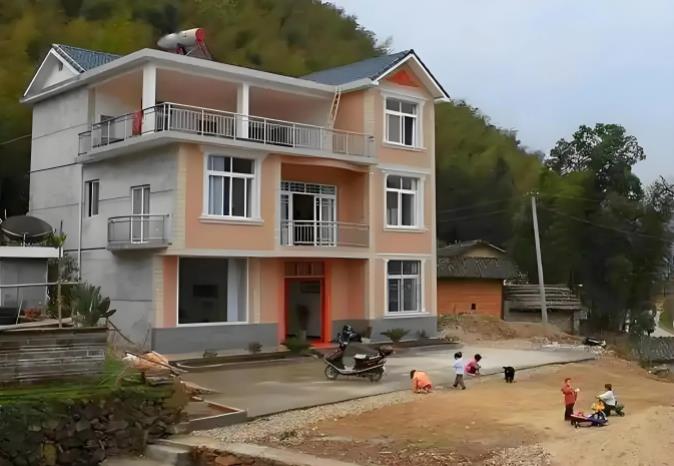 福建厦门，男子在朋友的宅基地上盖了房，长期住，后来，房子遇拆迁，745万补偿款发