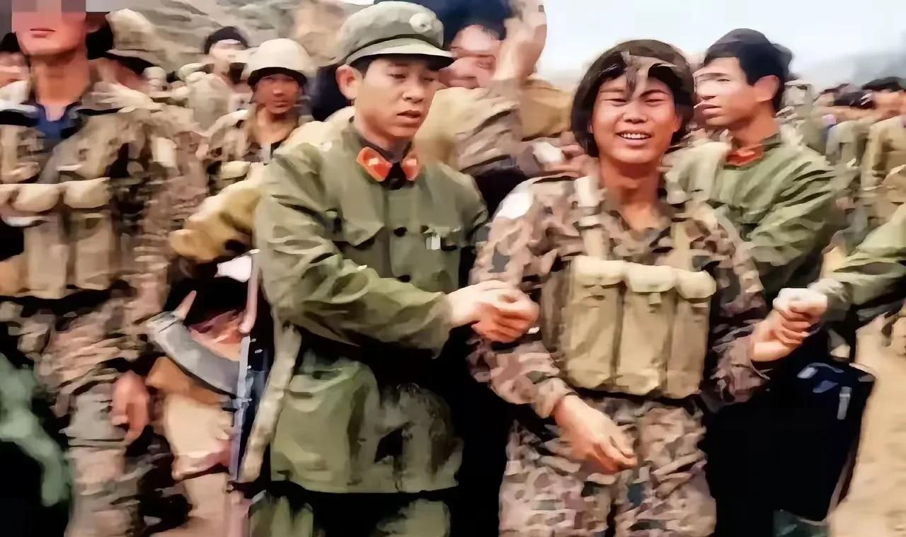 这是当年老山前线的一张照片，执行突击任务的战士返回了营地，任务完成了，他们却没有